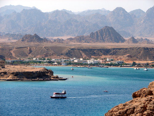 The small harbor known as Shaarm el-Maya is located next to the city center, which has accommodation for boats, and includes a Yacht Club with rooms.